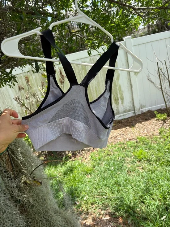 Seamless Gray Sports Bra with Black Straps - Picture 2 of 2